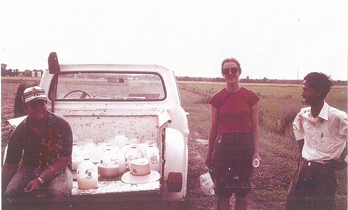 余卓桐（右）在美国路易斯安那大学水稻试验站与导师（左）及其助手（中）讨论水稻病害试验工作（1982年）.jpg