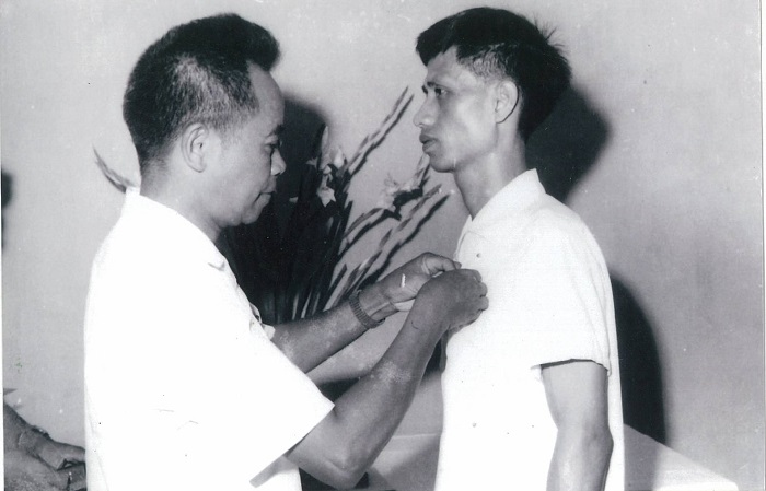 1974-75年余卓桐赴越南援建越南热带农业科学院，越南总理府给余卓桐授予奖励勋章.jpg