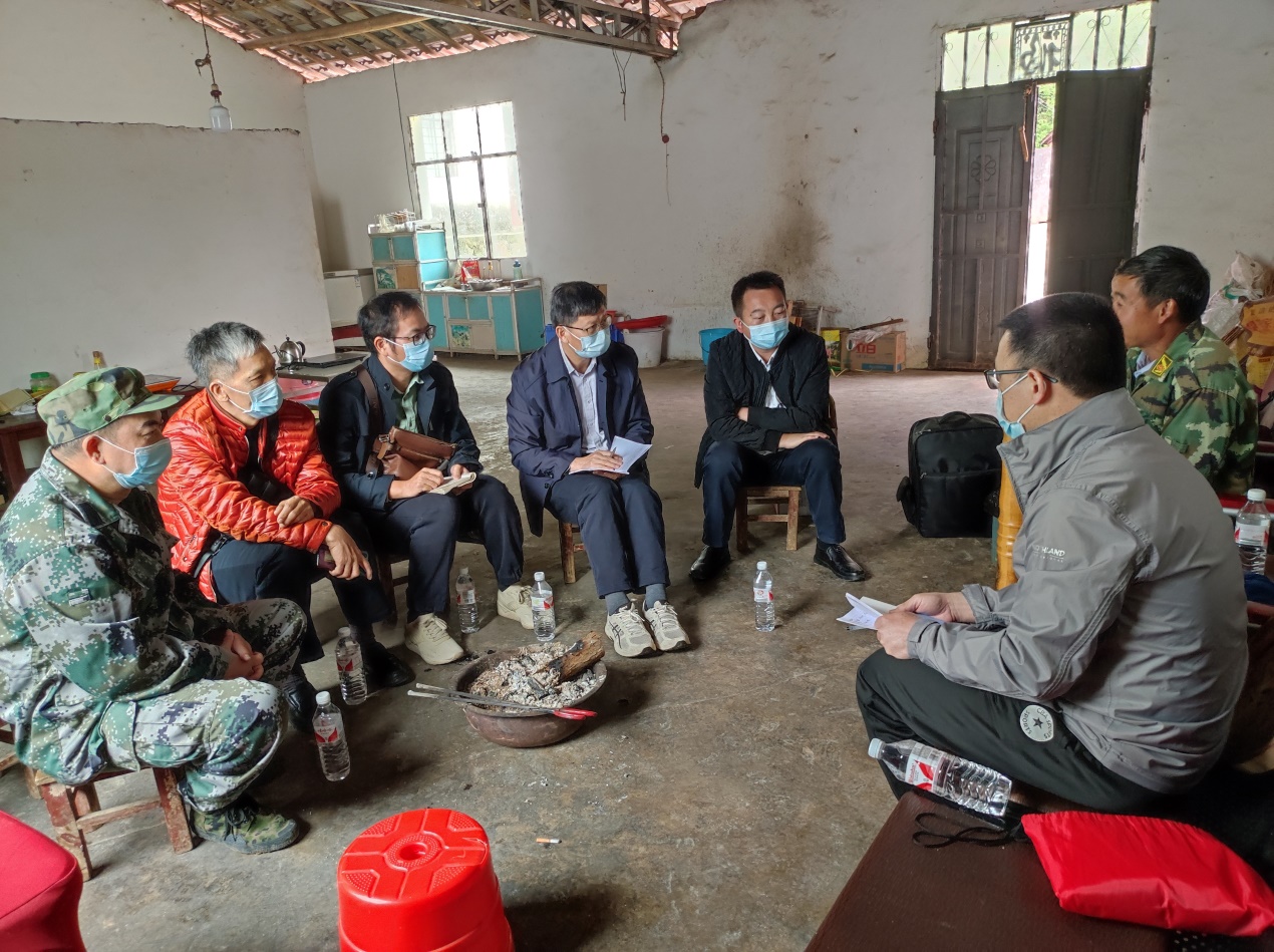 图2 与冲天剑麻公司基地负责人座谈.jpg